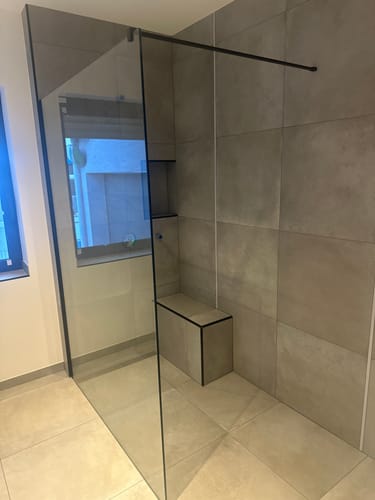 Customer photo review of SONNI Begehbare Dusche Duschabtrennung Duschwand 10mm Schwarz Duschabtrennung Duschkabine Nano ESG 80-140cm