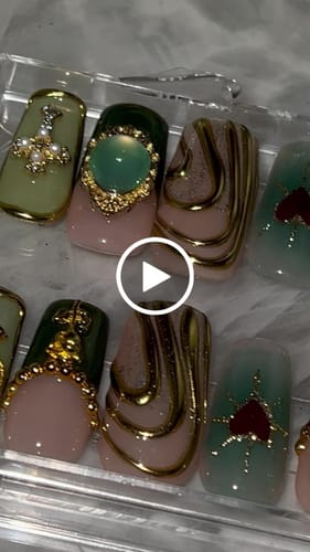 Customer video review of Green Queen