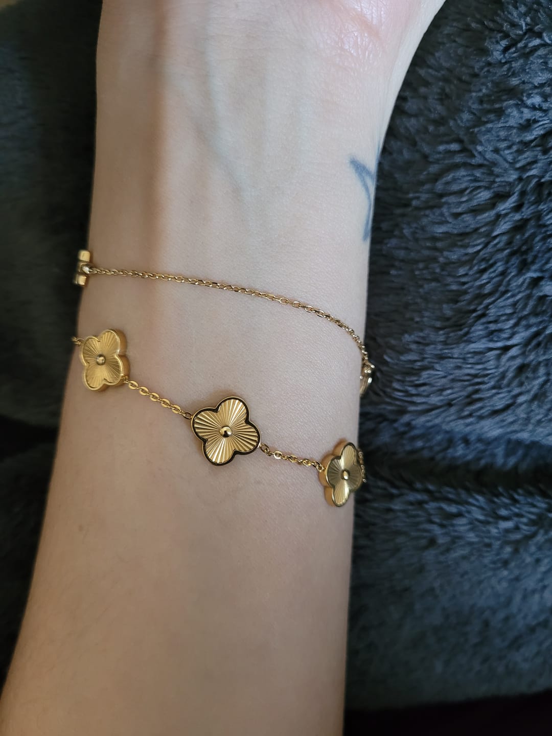 Customer photo review of Shine Clover Armband | 18K vergoldet