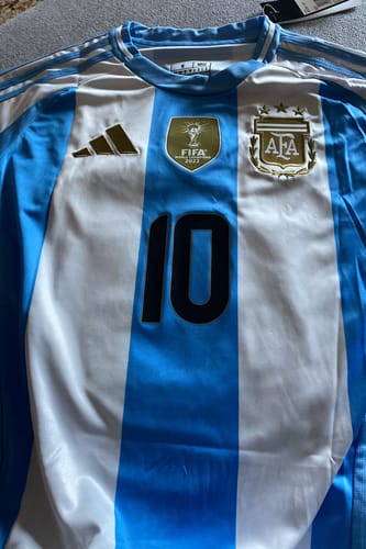 Customer photo review of MAGLIA ARGENTINA HOME 2022/23 SPECIAL EDITION WORLD CUP WINNER QATAR.