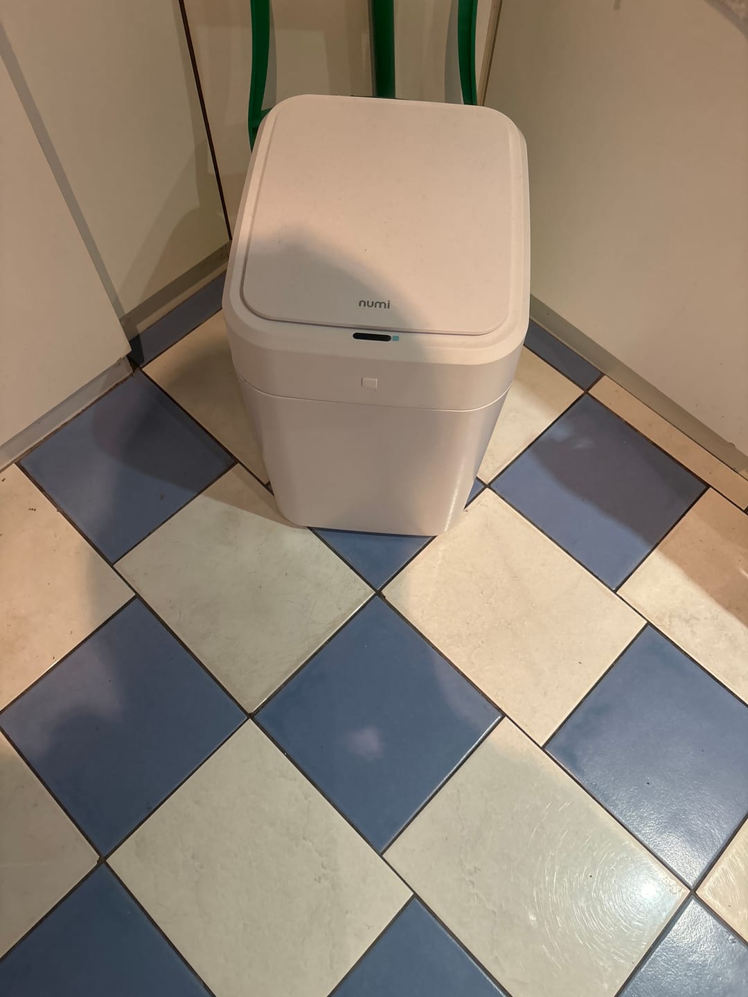 Customer photo review of Numi B1 Self-Sealing Self-Changing Smart Bin