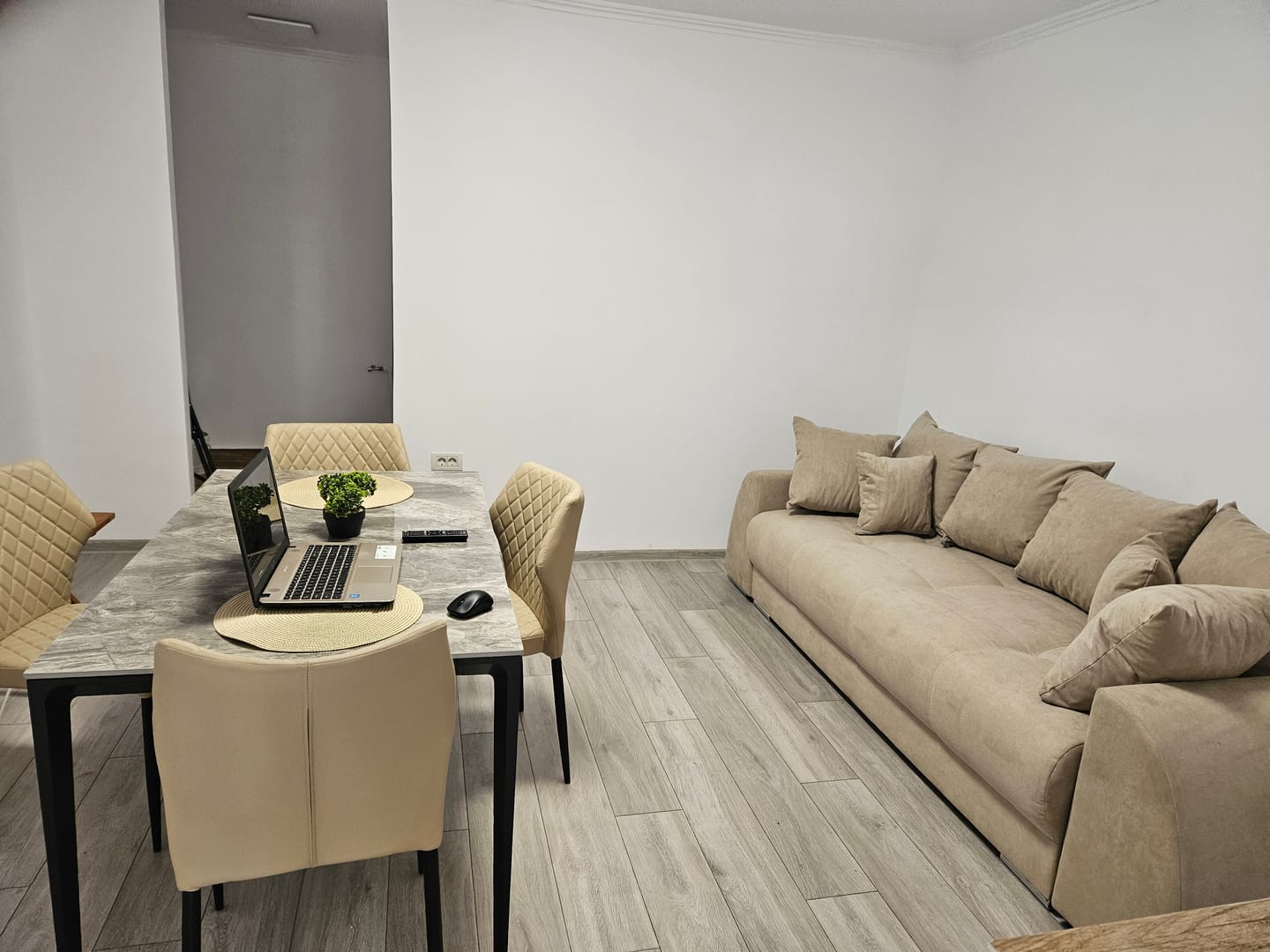 Customer photo review of Canapea extensibilă cu ladă de depozitare si sezut confortabil din spuma HR, Verona Bej 260x100 cm