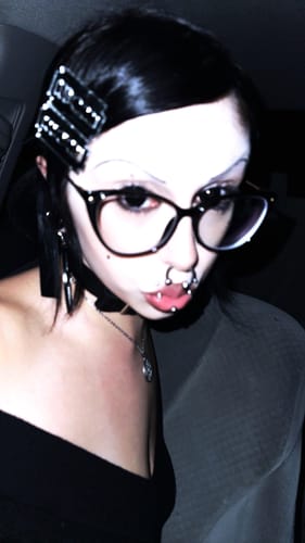 Customer photo review of Linn's Sullen Doll Eye 17mm Mini Sclera Contact Lenses