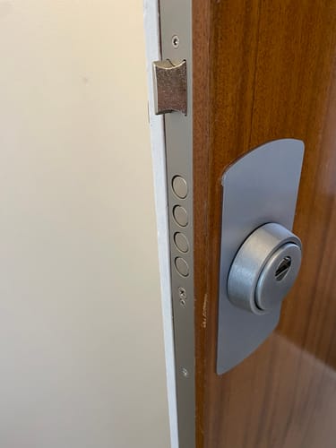 Customer photo review of Cerradura de embutir de 3 puntos MCM modelo 701-3 niquelada frente en U de 22mm