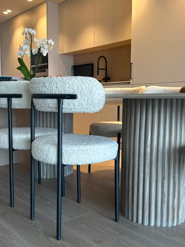 Customer photo review of Lot de 2 chaises scandinaves en métal et bouclettes blanches