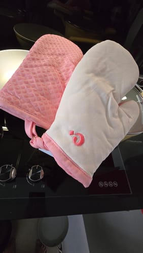 Customer photo review of Cosmo Oven Mitt