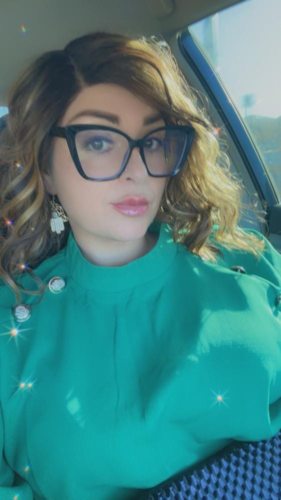 Customer photo review of Outre Sleek Lay Synthetic HD Lace Front Wig - NYLA