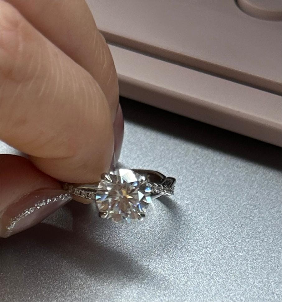 Customer photo review of S925 Twist Moissanite 2.0 Carat Round Cut Promise Ring
