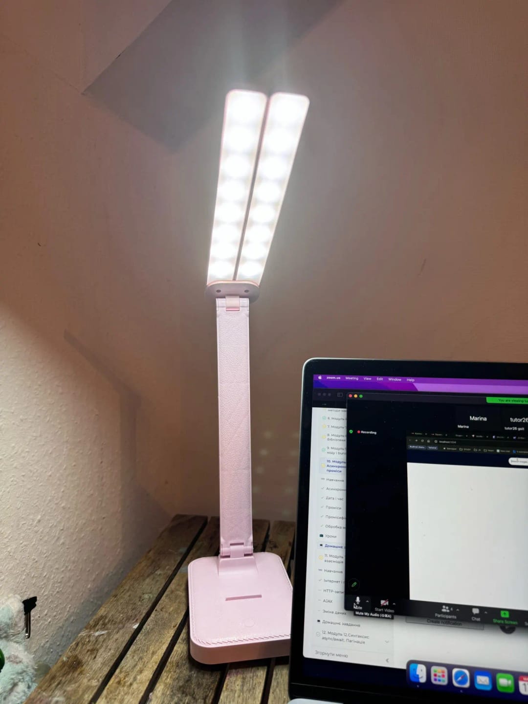 Customer photo review of USB Rechargeable LED Desk Lamp - 3 Dimmable Levels, Touch Lighting, Eye-friendly and Foldable Design for Bedroom Use - Ideal Lighting Solution for Desks and Tables