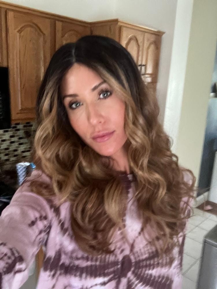 Customer photo review of Outre Synthetic I Part Swiss Lace Front Wig - STEVIE