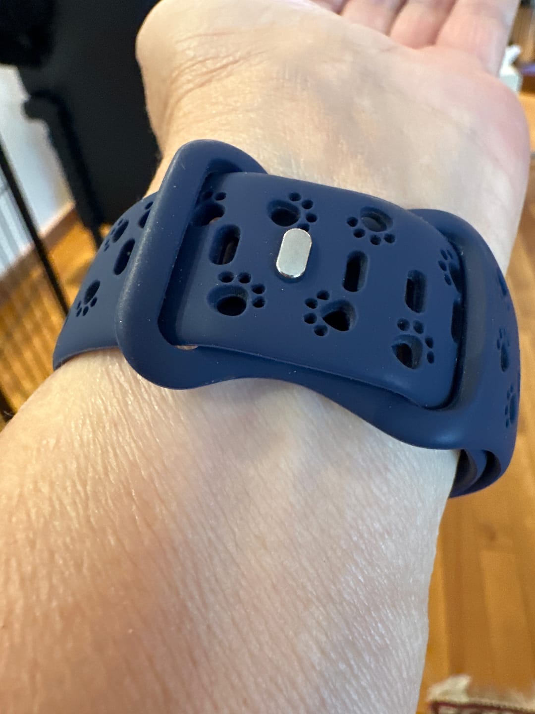 Customer photo review of Apple Watch Silikonband "Pfoten"