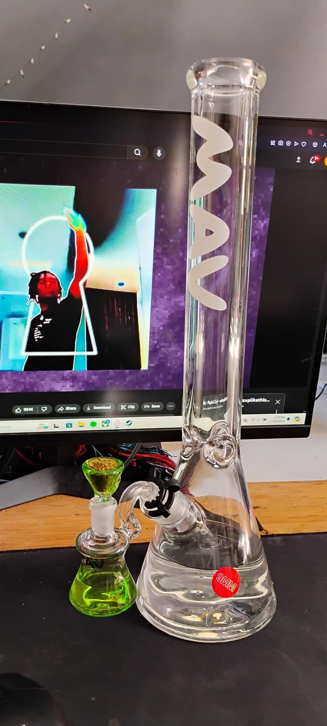 Customer photo review of 18" x 9mm Beaker Bong