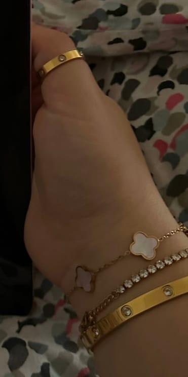 Customer photo review of Rosa Perlmutt Clover Armband | 18K vergoldet