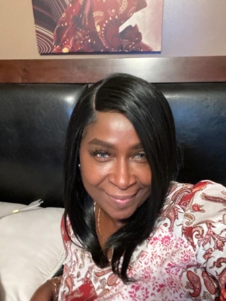 Customer photo review of Outre Synthetic EveryWear Lace Front Wig- EVERY4