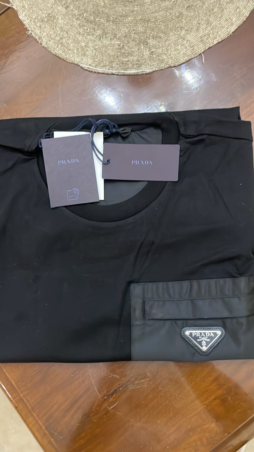 Customer photo review of T-shirt PRADA tasca Re-nylon con logo nera