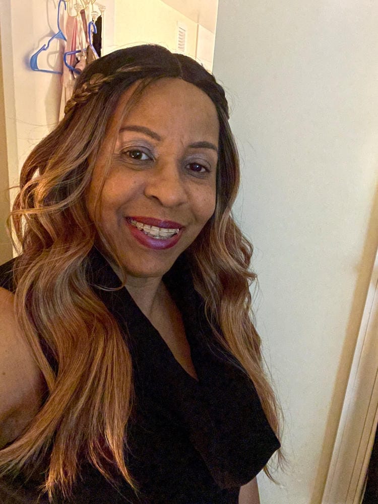 Customer photo review of Shake N Go Freetress Equal Synthetic 5" Lace Part Wig - VALENTINO