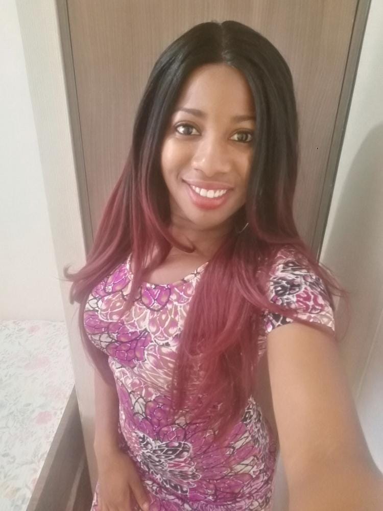 Customer photo review of Model Model Premium Seven Star V-Shaped Lace Front Wig EV-003