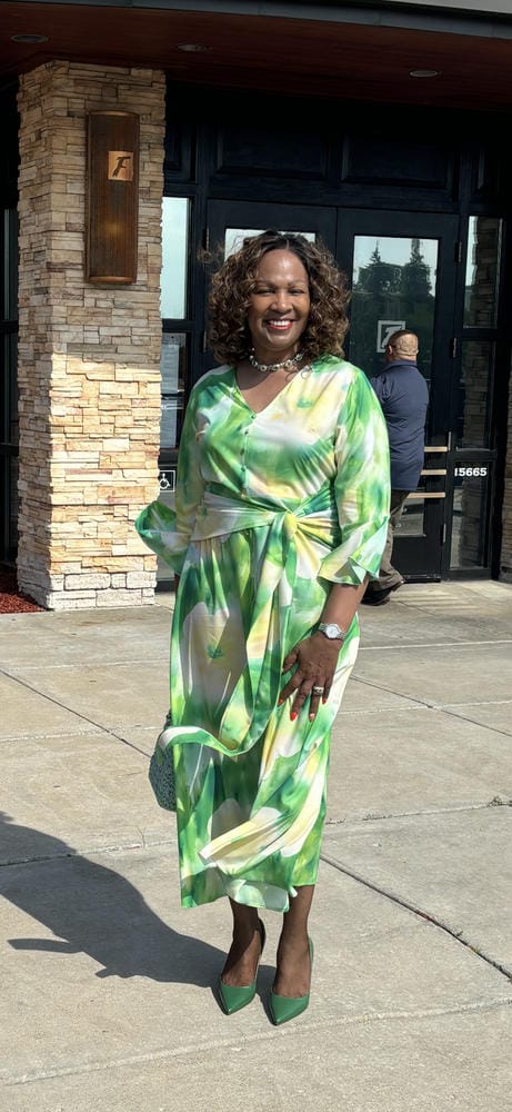 Customer photo review of Outre Melted Hairline Swirlista Glueless HD Lace Front Wig - SWIRL 107 - 5" C-Shape Parting