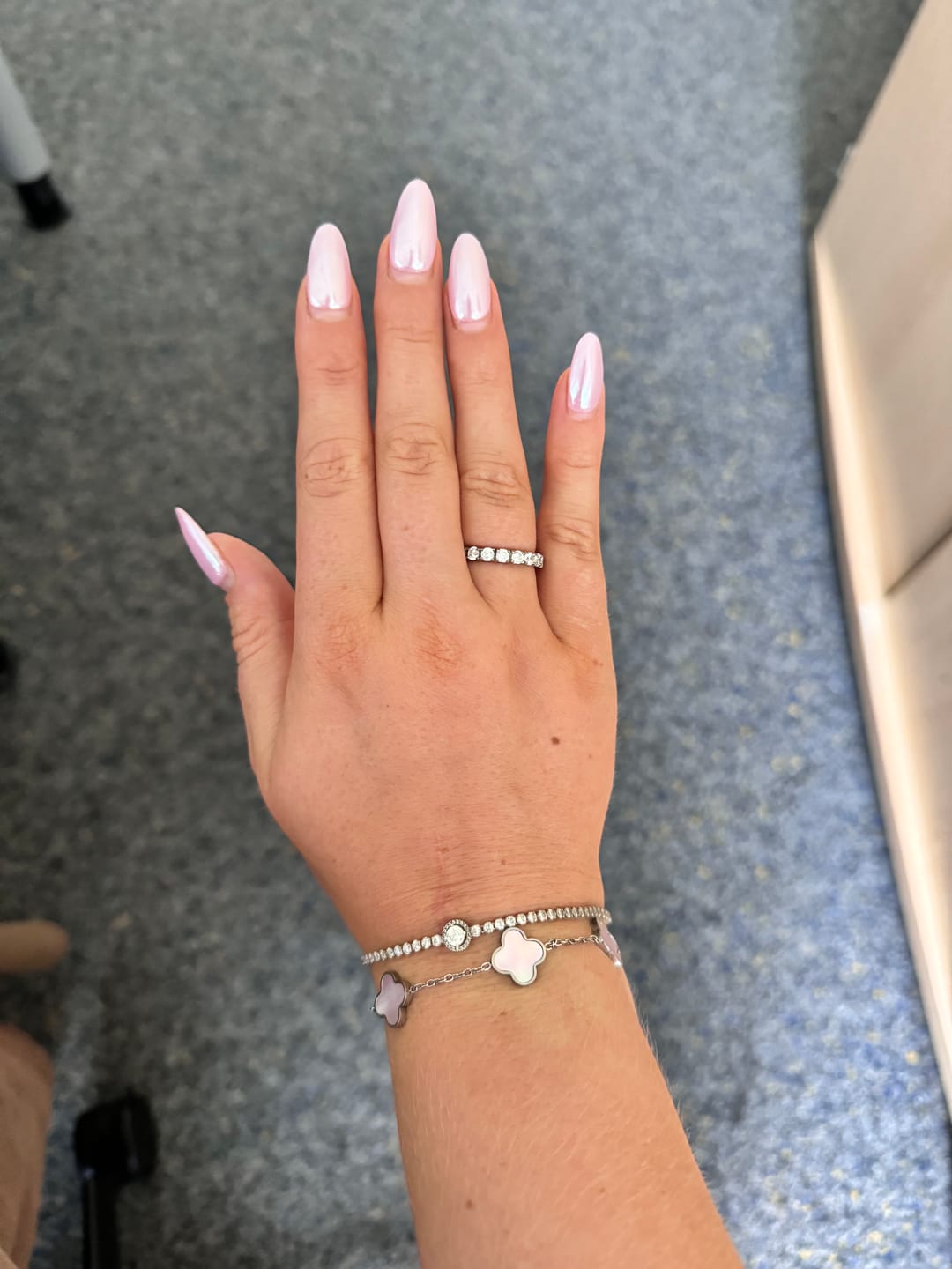 Customer photo review of Rosa Perlmutt Clover Armband | 18K vergoldet