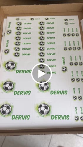 Kundenbewertung mit Video zu Schuletiketten mit Name in verschiedene Größen im Fußball Design