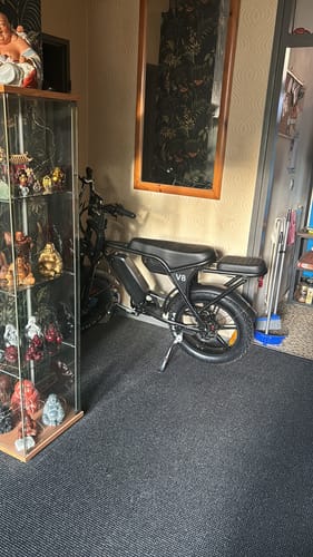 Customer photo review of Mega Deal - Ouxi V8 3.0 2024 Model - Dubbele Accu - Hydraulische Rem - Zwart + ART4 kettingslot + Achterzitje + Voetsteuntjes + Alarm + Telefoonhouder