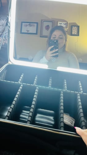 Customer photo review of Maleta de mano portable con espejo, luces y correa