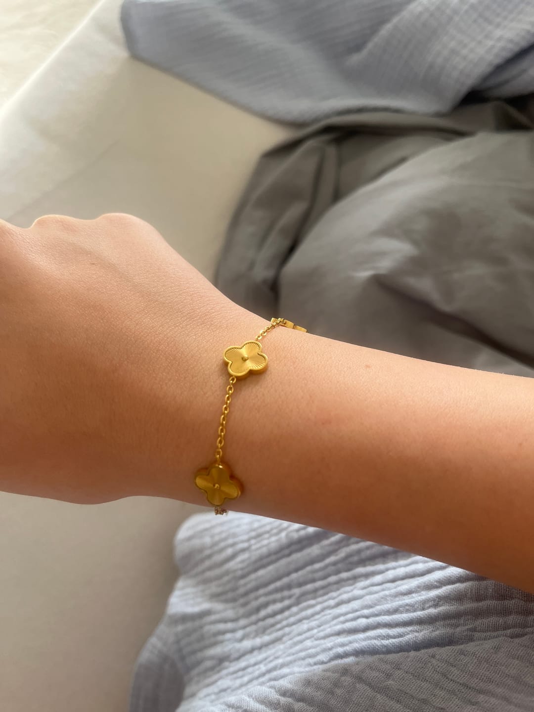 Customer photo review of Shine Clover Armband | 18K vergoldet