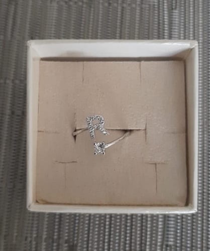 Customer photo review of Anello Contrariè Con Lettera Iniziale e punto luce