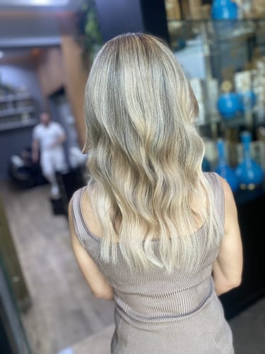 Customer photo review of Full Shine Virgin Human Hair Seamless Invisible Tape in Extensions Highlights (#18/613)