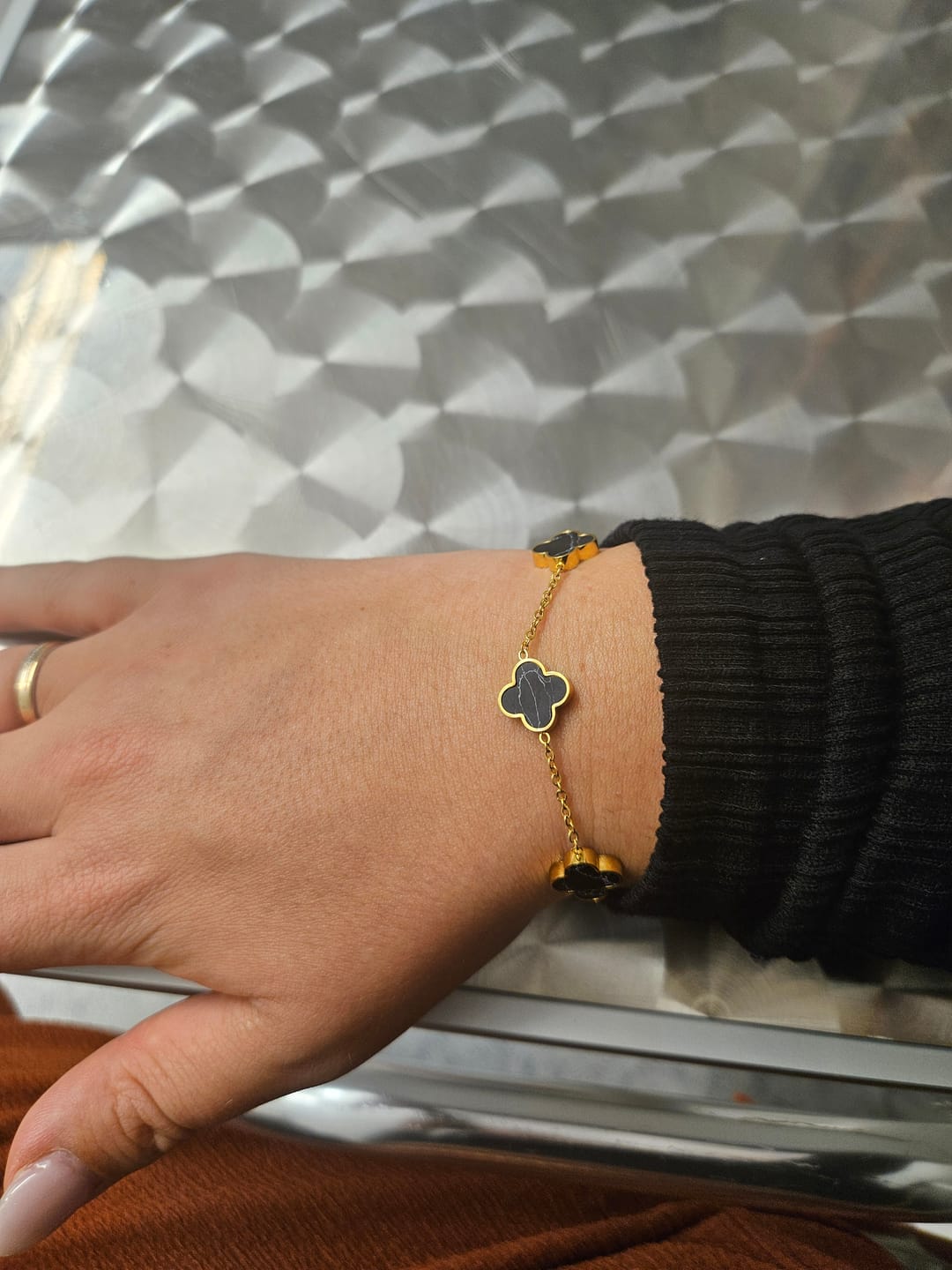 Customer photo review of Clover Marmor Armband | 18K vergoldet