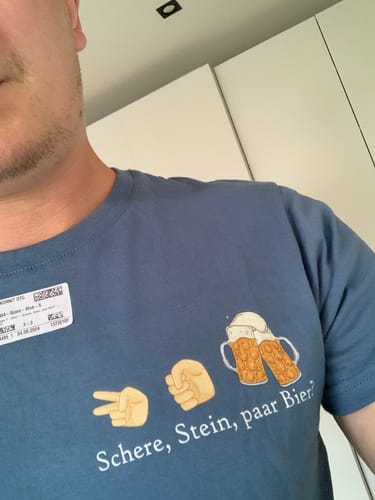 Customer photo review of Schere, Stein, paar Bier? - T-Shirt