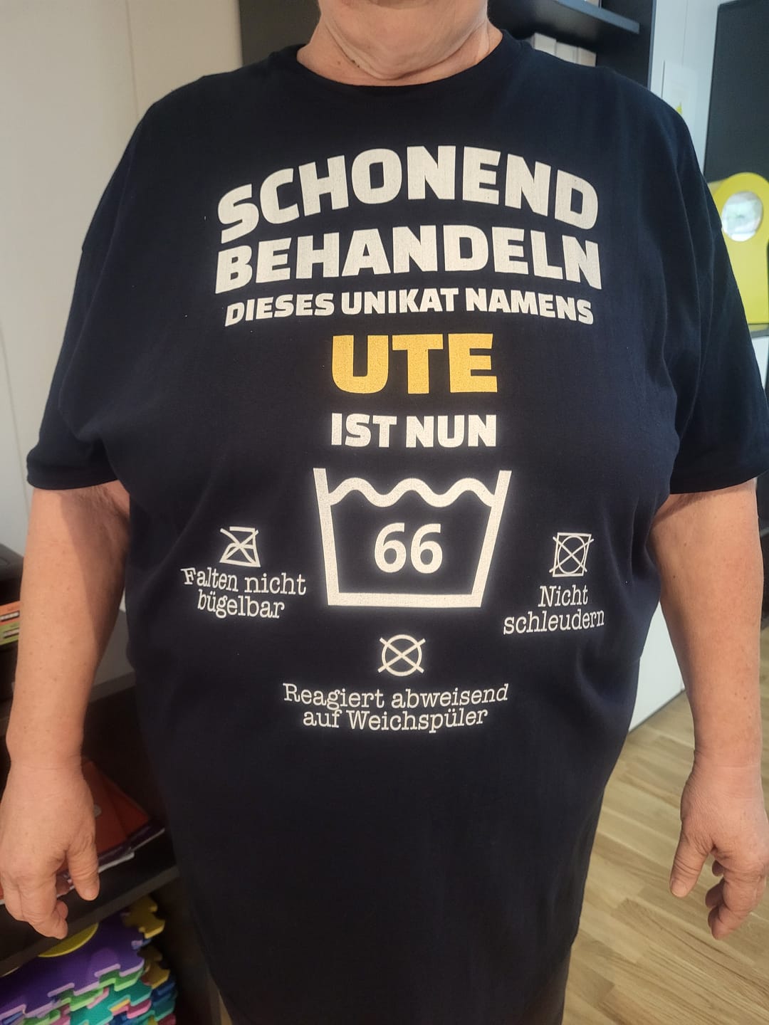 Customer photo review of Lustiges Geburtstags Shirt - Schonend Behandeln - Personalisierbares Herren T-Shirt