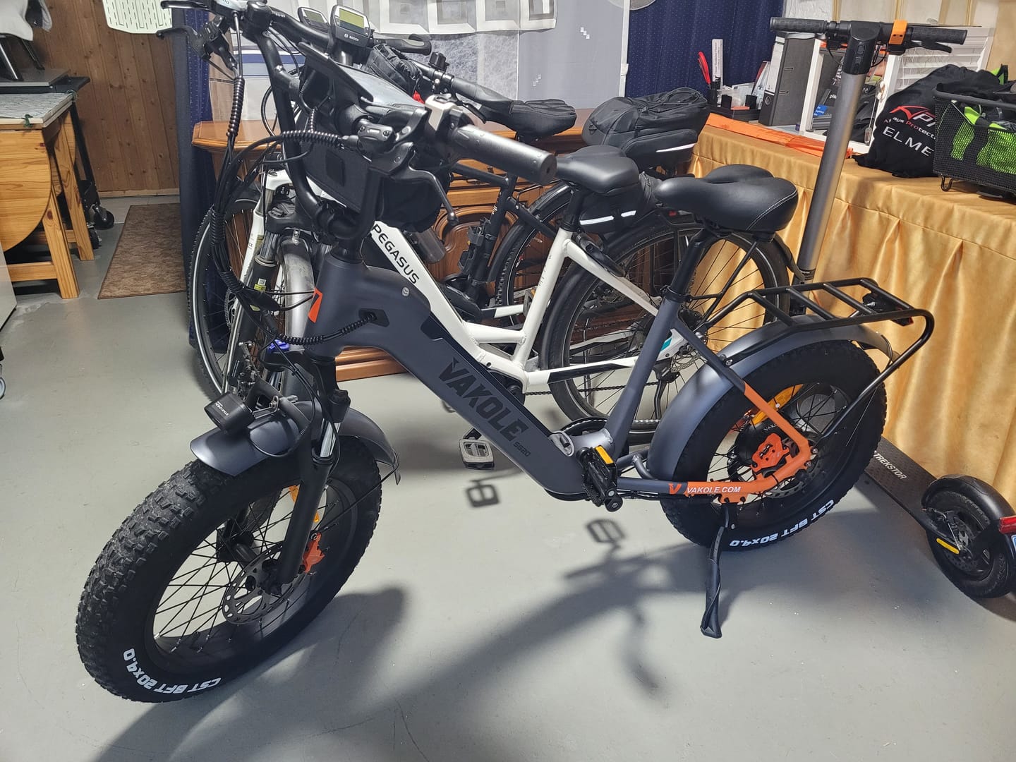 Customer photo review of Vakole SG20 Upgraded Version 250W 20" Fat Bike Electric Trekking Bike 48V 15.6Ah Samsung Battery