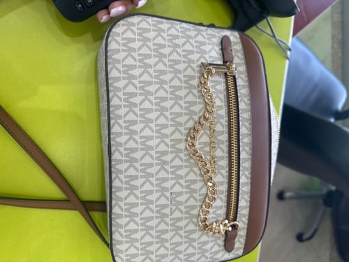Customer photo review of Jet Set Large Logo Crossbody Bag (VANILLA) - Disponivel