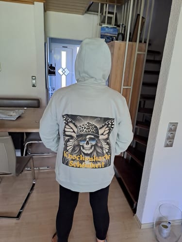 Customer photo review of Knochenharte Schönheit - Hoodie