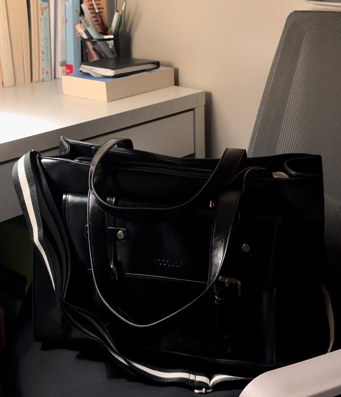 Customer photo review of Olivia's Classic PU Leather Handbag for 15.6-Inch Laptop Tote