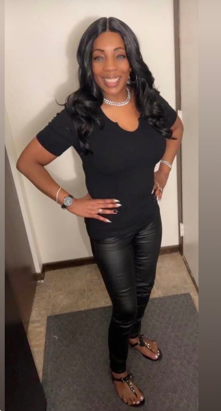 Customer photo review of Shake N Go Freetress Equal Synthetic 5" Lace Part Wig - VALENTINO