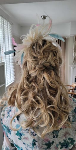 Customer photo review of Stranded 16" One Piece Curly Clip-in Hair Extension #16/613 Sweetheart