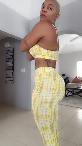 Customer photo review of Elevate V-Cut Scrunch Legging