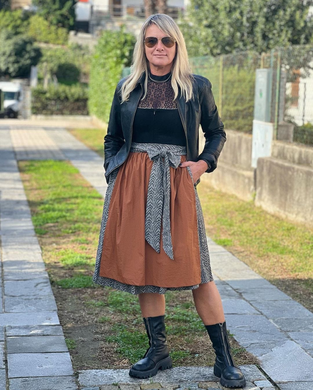 Customer photo review of Samt Dirndl in Schwarze mit Gerader Ausschnitt