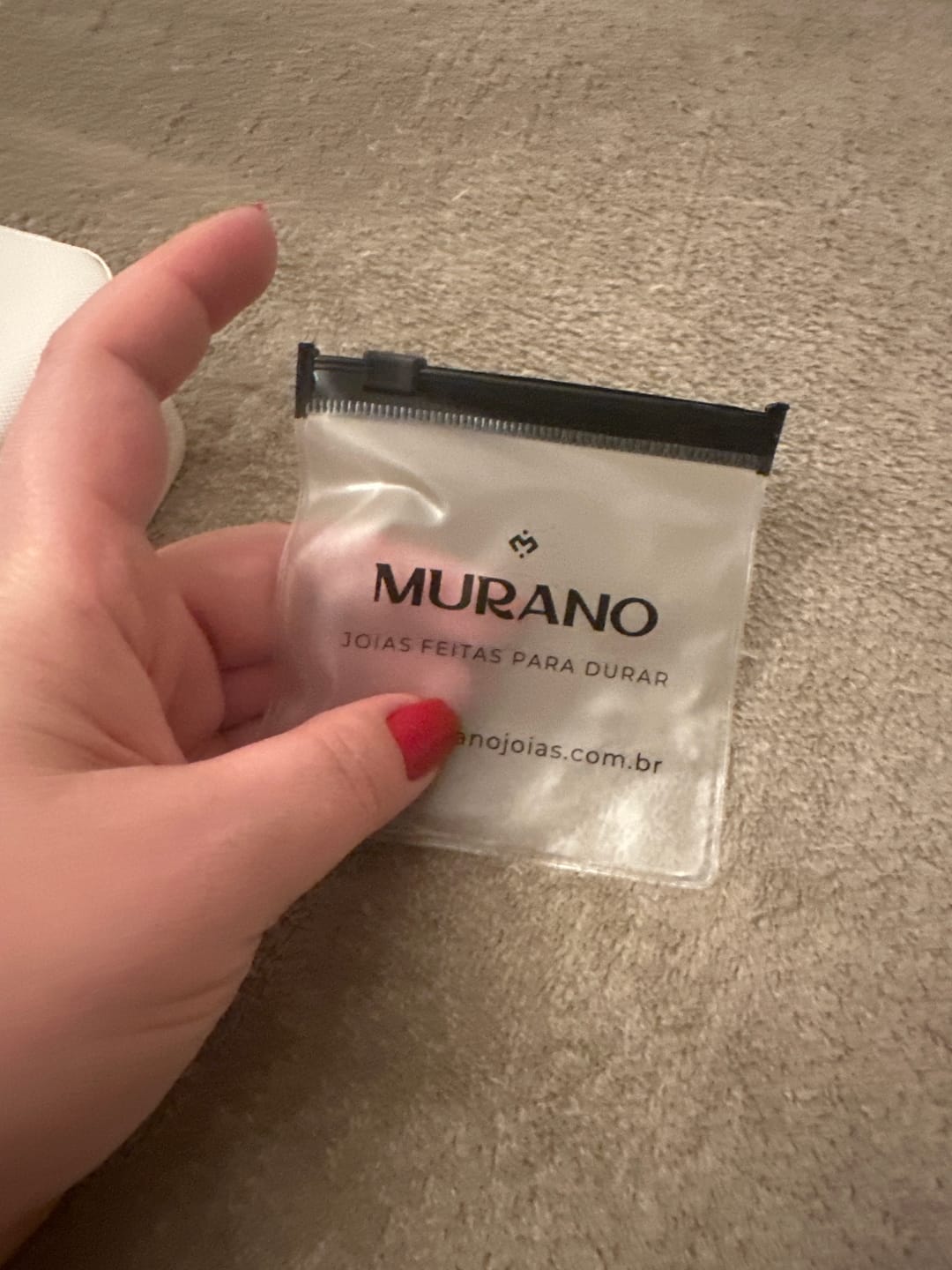 Customer photo review of Brinco Diana Geométrico Retangular Banhado em Ouro 18K