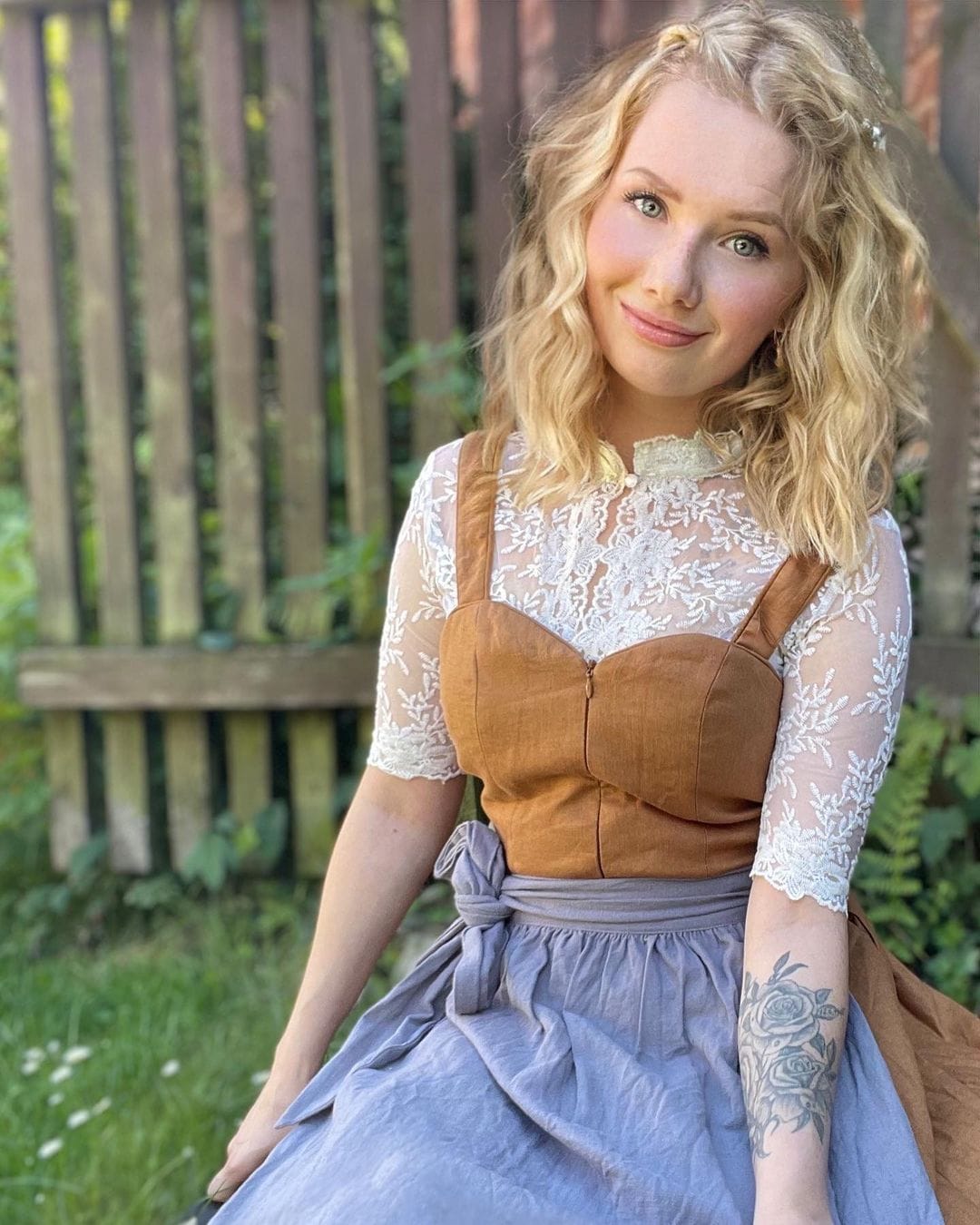 Customer photo review of Samt Dirndl in Schwarze mit Gerader Ausschnitt