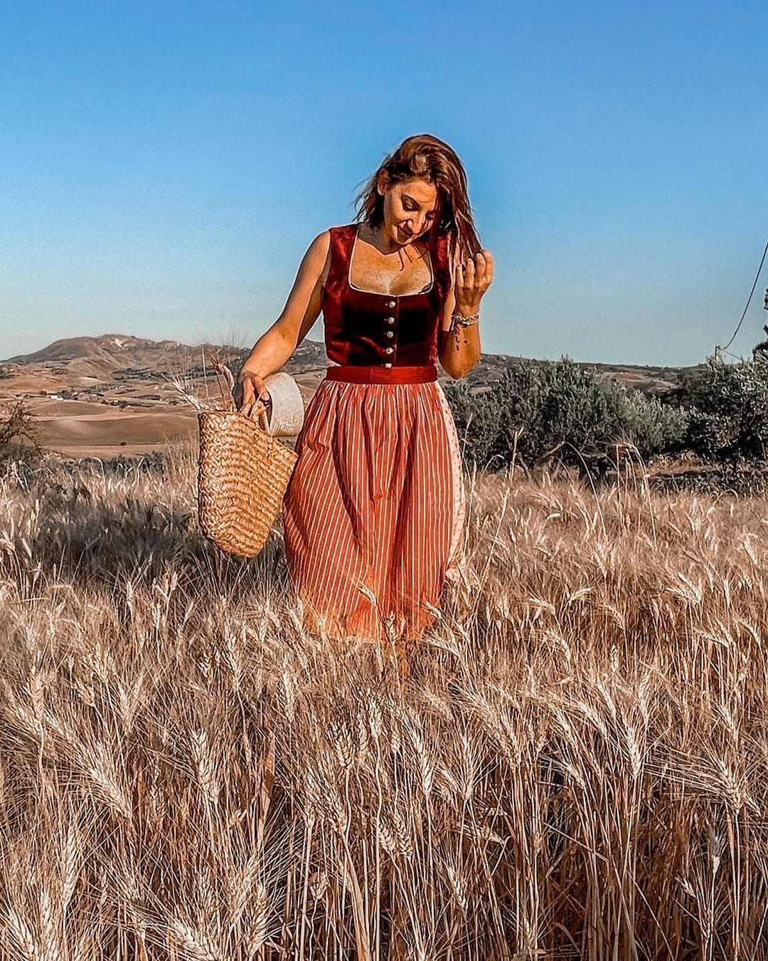 Customer photo review of Samt Dirndl in Schwarze mit Gerader Ausschnitt