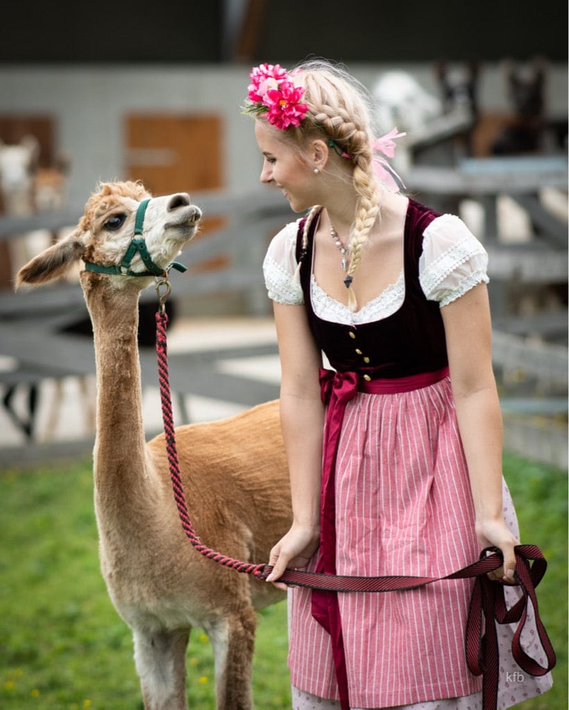 Customer photo review of Samt Dirndl in Schwarze mit Gerader Ausschnitt