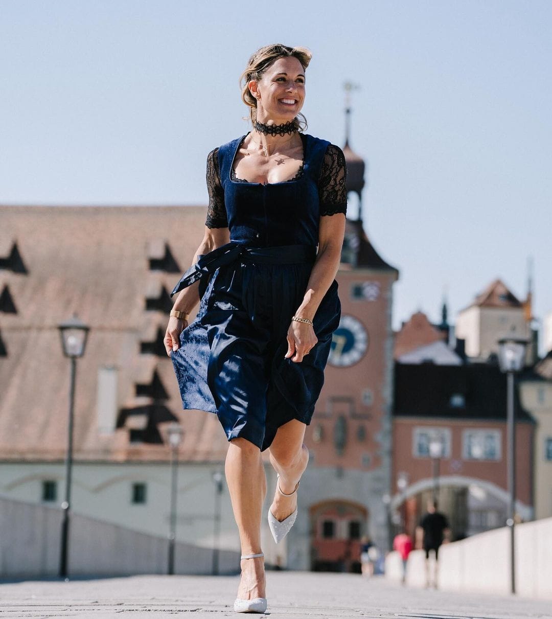Customer photo review of Samt Dirndl in Schwarze mit Gerader Ausschnitt