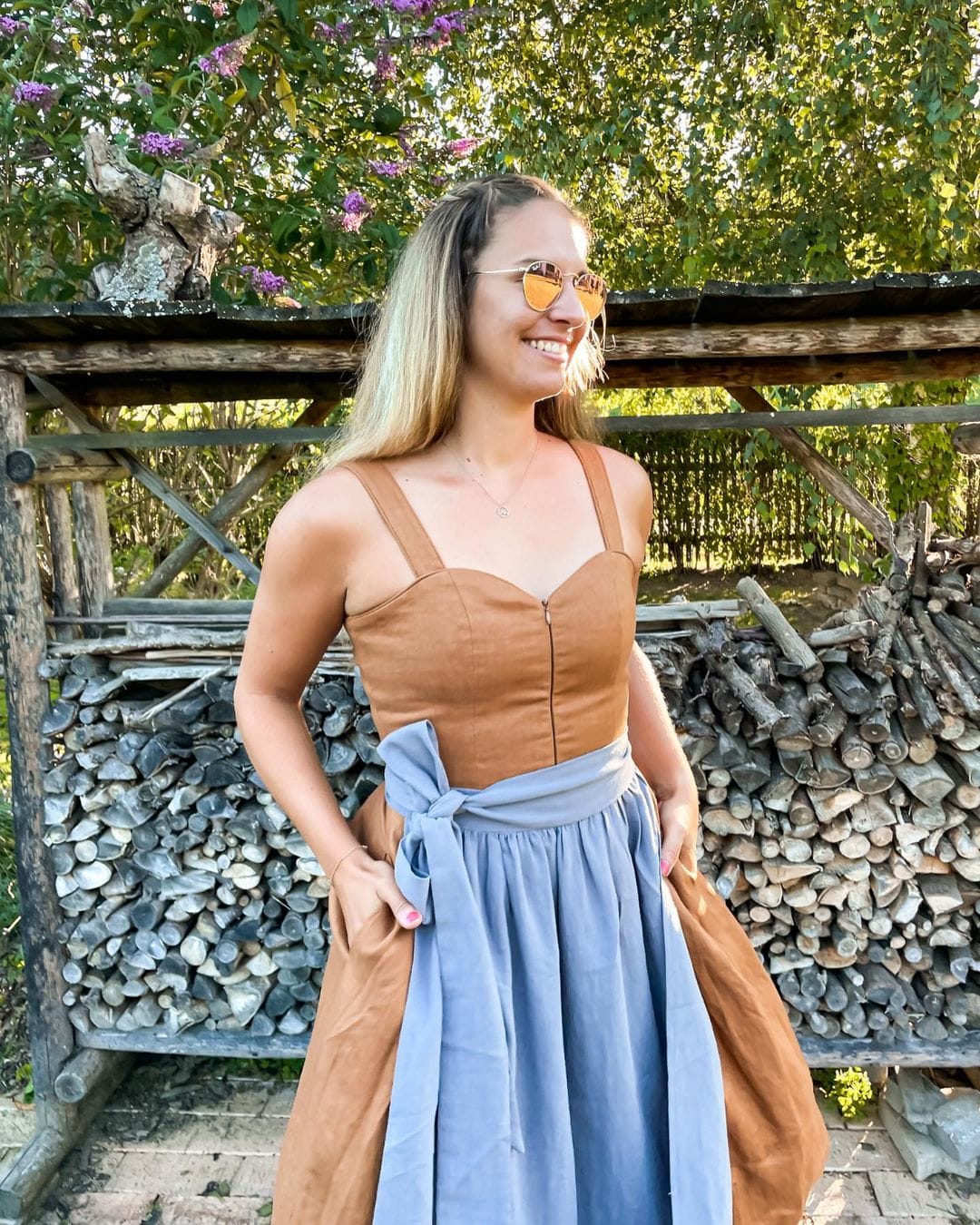 Customer photo review of Samt Dirndl in Schwarze mit Gerader Ausschnitt