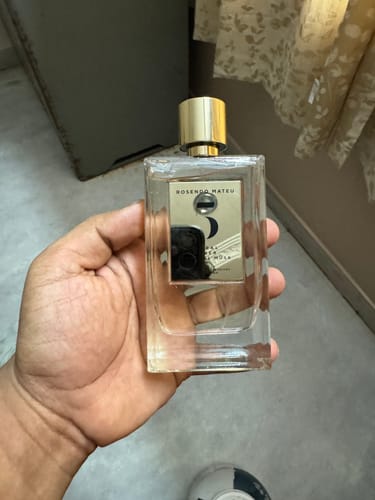 Customer photo review of Rosendo Mateu Nº 5 Floral Amber Sensual Musk Eau De Parfum For Unisex