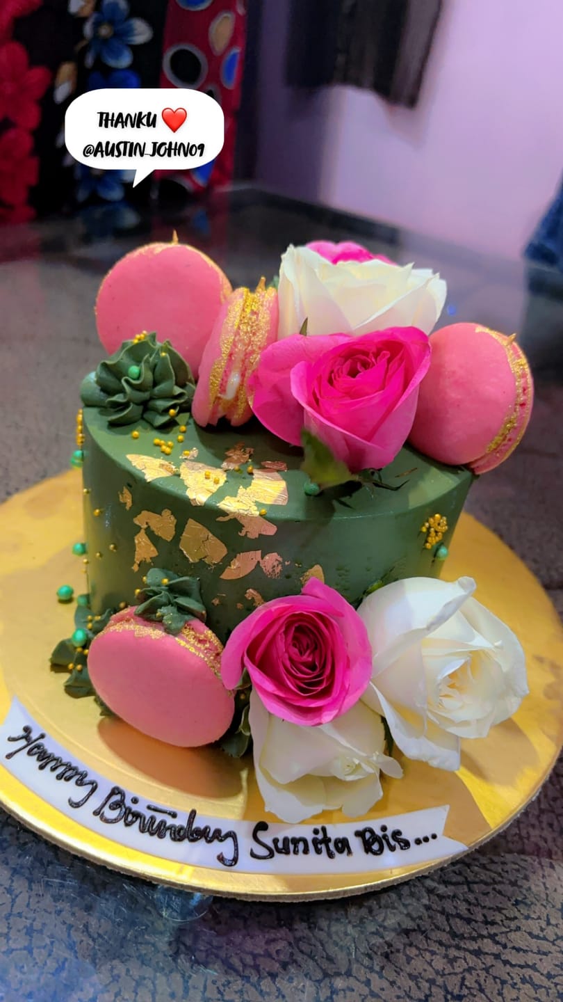 Customer photo review of Bottle Green Floral Cake