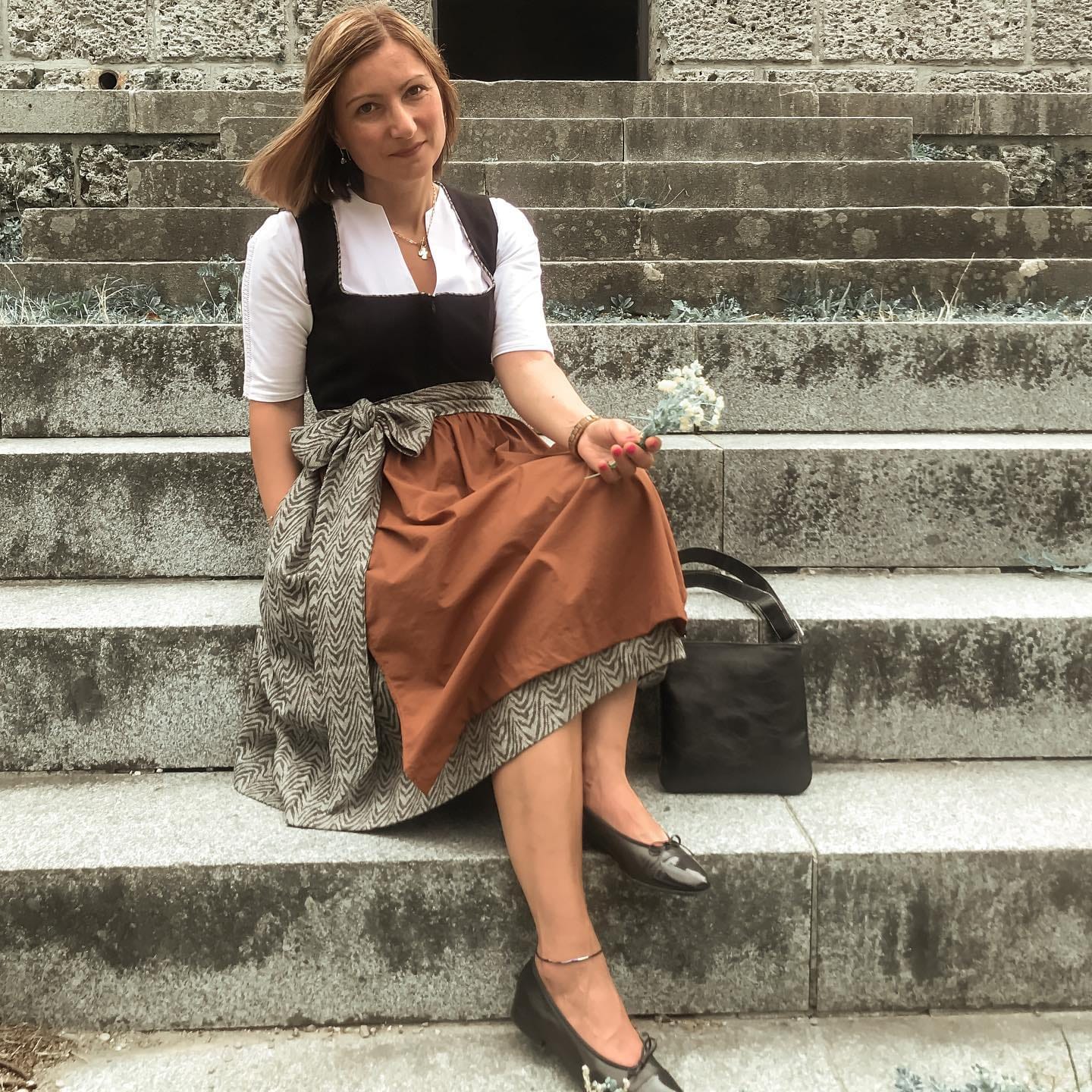 Customer photo review of Samt Dirndl in Schwarze mit Gerader Ausschnitt