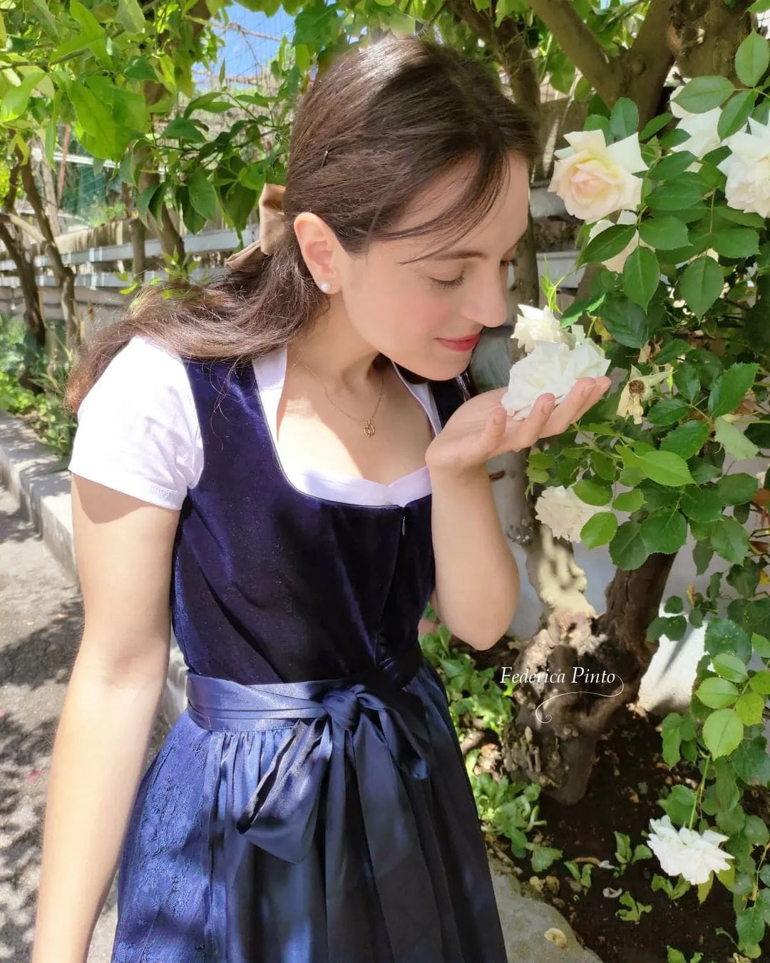 Customer photo review of Samt Dirndl in Schwarze mit Gerader Ausschnitt